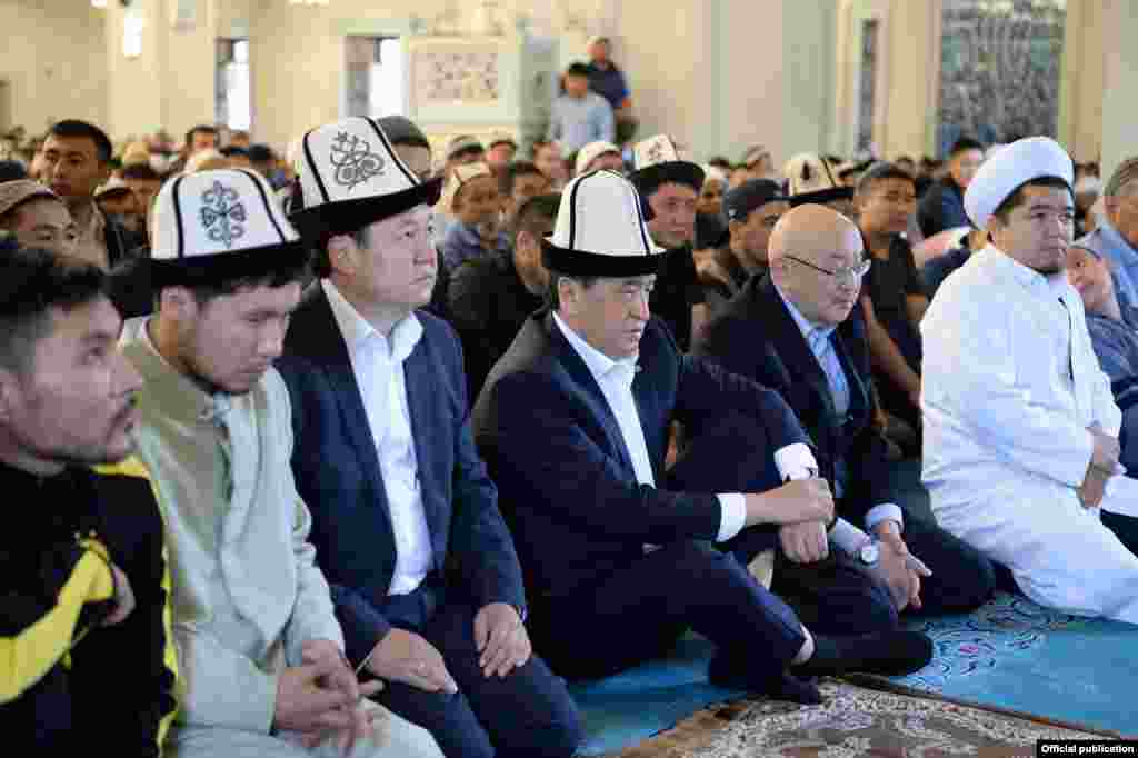 Президент Сооронбай Жээнбеков Орозо айт намазын Бишкек шаарынын борбордук мечитине барып окуду.&nbsp; &nbsp;