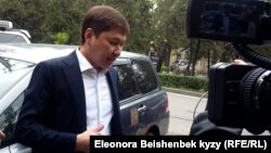 Сапар Исаков Бішкектегі МҰҚК кеңсесі алдында. 26 сәуір 2018 жыл.