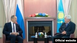 Министр иностранных дел России Сергей Лавров и министр иностранных дел Казахстана Ерлан Идрисов (справа) во время встречи в Усть-Каменогорске. 6 августа 2014 года.