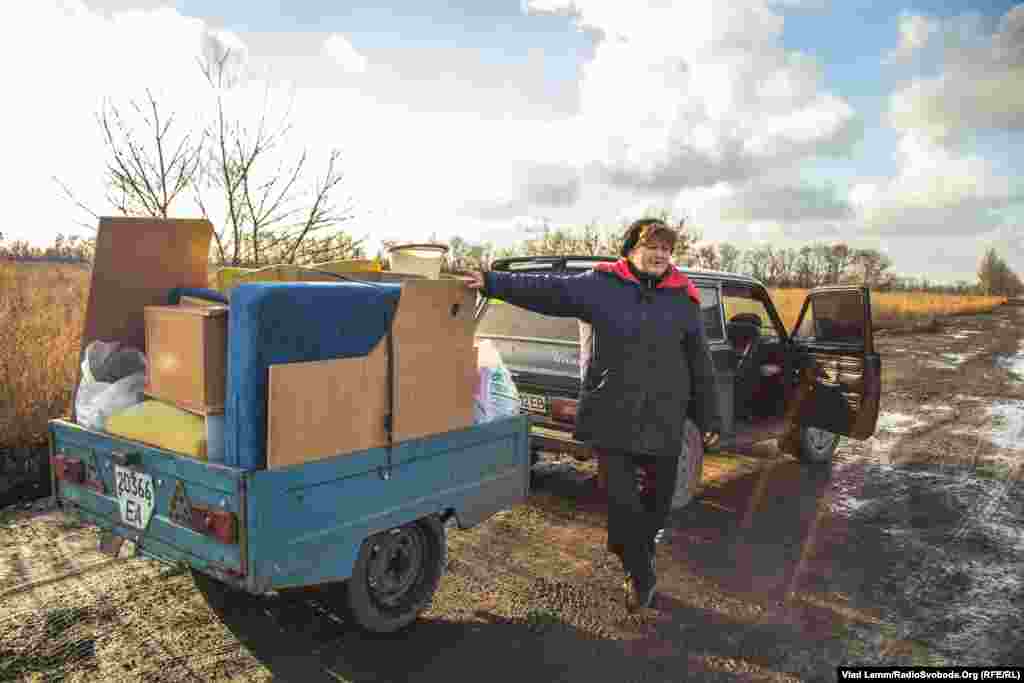 Людмила Васильевна помогает местным жителям вывозить их личные вещи из поселка Пески