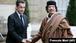Francuski predsenik Nikola Sarkozi i libijski vođa, pukovnik Momer Gadafi u Jeslisejskoj palati, Pariz, 10. decembar 2007.
