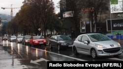 Архива - Редица автомобили по влажни улици на Скопје. 