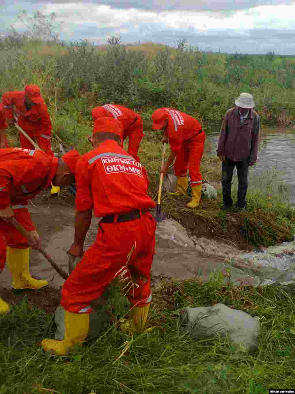 В айылном аймаке &nbsp;Курпулдок (Панфиловский район, Чуйская область) 30 &nbsp;спасателей Государственного центра подготовки спасателей МЧС КР укрепляют коллекторно-дренажную сеть мешками с песком, чтобы вода из отстойника не затопила &nbsp;90 га сельскохозяйственных посевов.&nbsp;