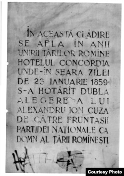 Inscripția memorială de pe clădirea fostului Hotel Concordia, monument astăzi lăsat în ruină la București