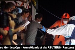 Nave mari ale ONG-urilor, cum ar fi Geo Barrents a organizaţiei Medici fără frontiere (MSF), au salvat aproape 500 de migranţi în 11 operaţiuni.