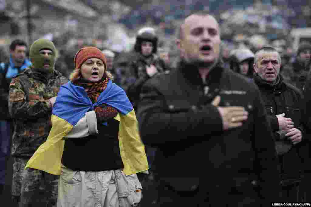 Protestçiler ukrain gimninini ýerine ýetirýär. Garaşsyzlyk meýdany, Kiýew. 