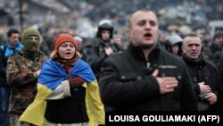 Prosvjednici pjevaju ukrajinsku himnu na Trgu nezavisnosti 22. februara.