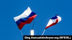 Флаги Крыма и России, архивное фото