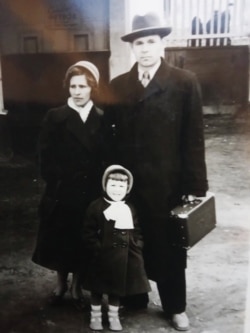 Семья Никифора Дронова. Магадан, 1959 год. Около городского парка культуры и отдыха