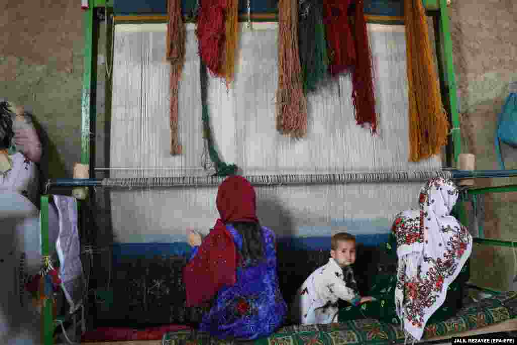 Afghan women work at a carpet loom in Herat. (epa-EFE/Jalil Rezayee)