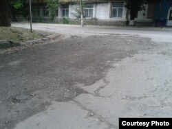 Фото автора: засипана зрізаним асфальтом з головної дороги Донецьк – Луганськ яма на перехресті з нею