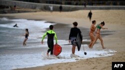 Kupači na plaži u SIdneju, april 2020. 