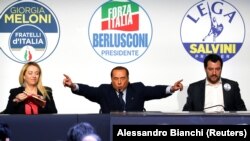 Capii dreptei italiene în congres: Silvio Berlusconi între șefa extremei drepte din Fratelli D'Italia, Giorgia Meloni, și liderul grupării Lega, formațiunea din nord a dreptei, Matteo Salvini. 