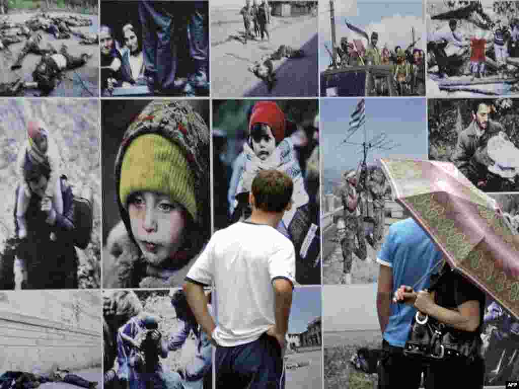 შარშანდელი ომის ამსახველი ეს ფოტოსურათები თბილისში, რუსთაველის გამზირზეა გამოფენილი - აგვისტოდან აგვისტომდე