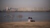 Влюбленная пара в парке Сеула, Южная Корея. Иллюстрационное фото