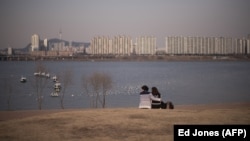 Влюбленная пара в парке Сеула, Южная Корея. Иллюстрационное фото