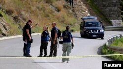 Ofiţeri EULEX la locul atacului împotriva celor două maşini ale misiunii europene de poliţie, în apropiere de Zvecan 