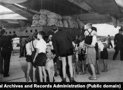 Амэрыканскі вайсковы самалёт прызямляецца на лётнішчы Гатаў пад Бэрлінам, 19 жніўня 1948