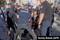Поліція затримує порушників порядку на прайді у Харкові. 15 вересня 2019 року