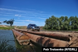 Понтонный мост через реку Кушум. Село Большой Чаган, Западно-Казахстанская область. 5 июля 2019 года.