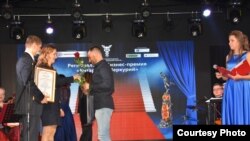 Олегу Паукову вручают премию "Янтарный Меркурий"