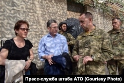 Специальный посланник США в Украине Курт Волкер (в центре) на Донбассе, 23 июля 2017 года