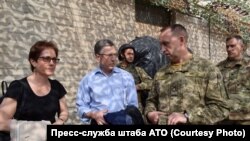 Курт Волкер (в гражданском) во время поездки на восток Украины, 23 июля 2017 год 