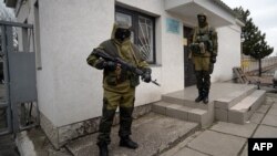 Pjesëtarë pro-rusë të të ashtuquajturave "forca të vetëmbrojtjes" në Krime