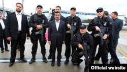 عکس یادگاری محمود احمدی نژاد با تیم محافظان برزیلی خود در فرودگاه ریودوژانیرو
