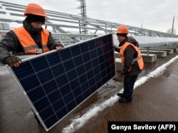Робітники монтують сонячну електростанцію на Чорнобильській АЕС, грудень 2017