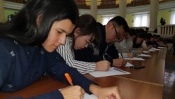 Учащиеся пишут диктант на латинице. Алматы, 14 ноября 2018 года.