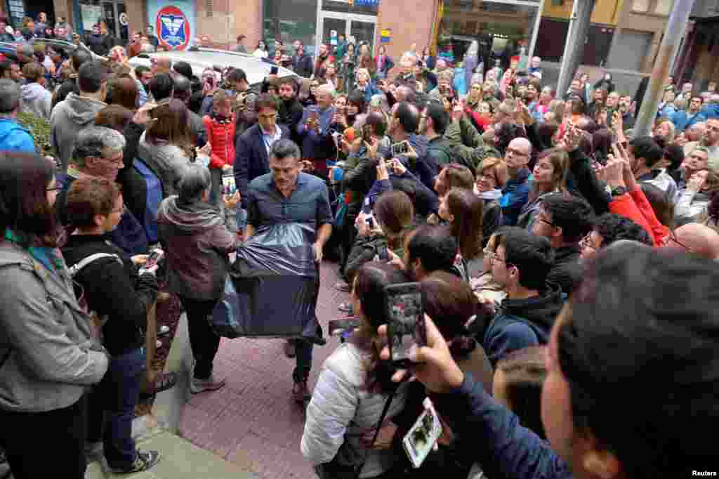 Građani dočekuju glasačke listiće u gradu Vik u Kataloniji.