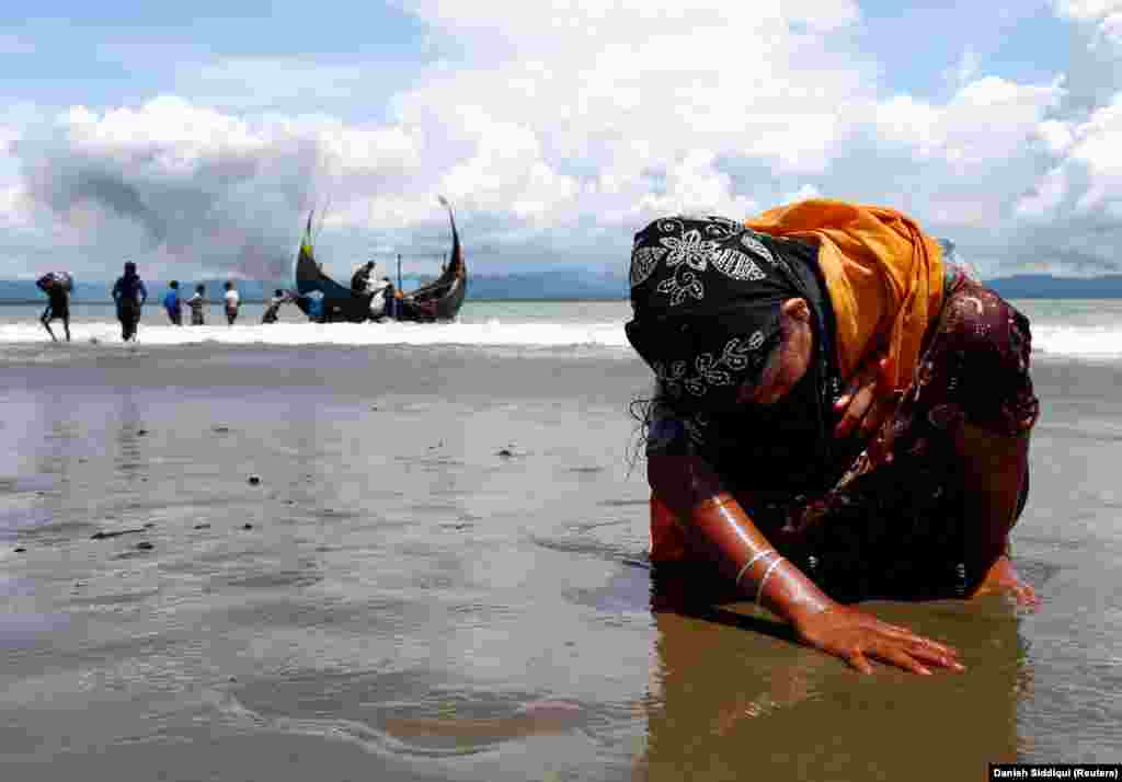 O refugiată Rohingya atinge malul după ce a traversat granița dintre Bangladesh și Myanmar. 11 septembrie 2017. (Reuters/ Danish Siddiqui)