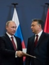Прем'єр-міністр Угорщини Віктор Орбан (праворуч) з президентом Росії Володимиром Путіним після завершення їхньої спільної пресконференції в будівлі парламенту в Будапешті, 17 лютого 2015 року