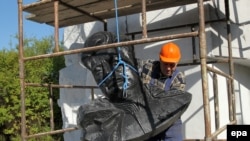 Polish workmen remove the bust of Red Army General Ivan Chernyakhovsky in Pieniezno on September 17. 