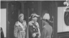 Principele Moștenitor Mihai și Regele Carol al II-lea întîmpinați în 1938 la Gara Victoria la Londra de Regele George VI (Sursă: Arhivele British Pathé)