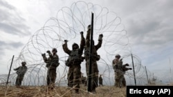 Американски војници го оградуваат нивниот камп во близина на границата со Мексико во Тексас