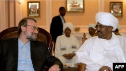 Omar al-Bashir (R) meets with Iranian parliament speaker Ali Larijani in Khartoum, 06Mar2009