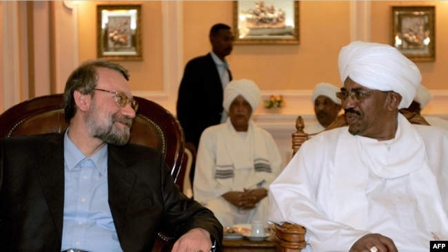 Omar al-Bashir (R) meets with Iranian parliament speaker Ali Larijani in Khartoum, 06Mar2009