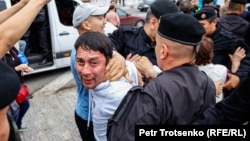 Алматыдағы митингте полиция азаматтарды ұстап жатыр. 9 маусым 2019 жыл. 