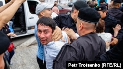 Полиция наразылардың бірін ұстап жатыр. Алматы, 9 маусым 2019 жыл.