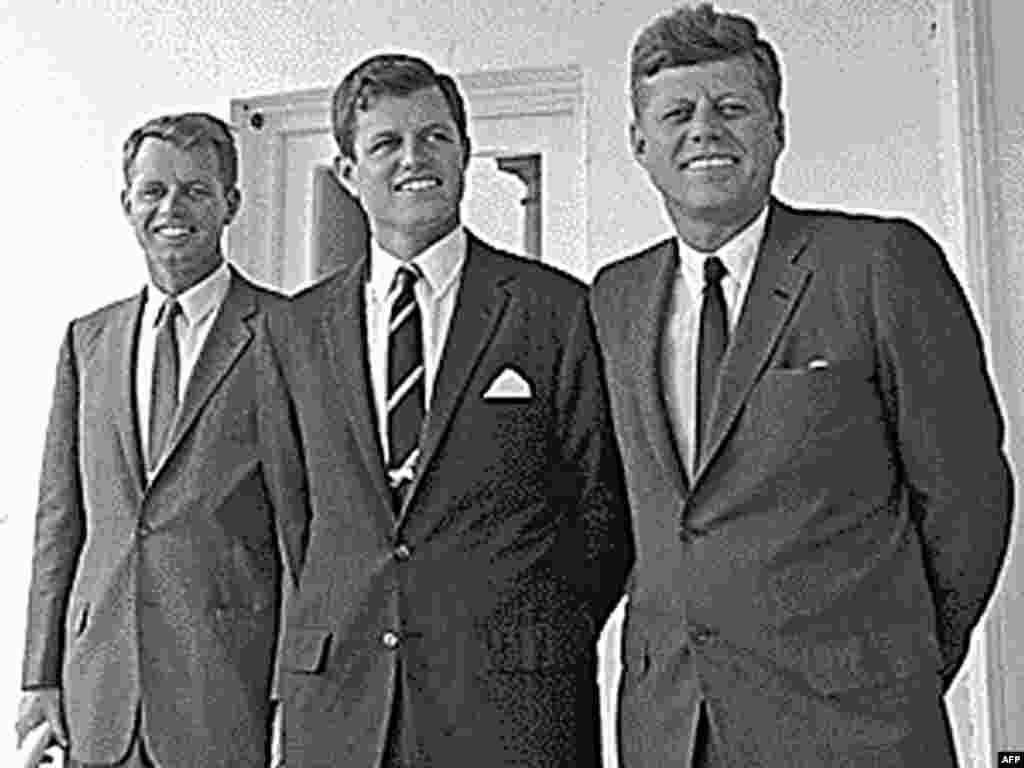 Справа налево. Президент США Джон Кеннеди и его братья Эдвард и Роберт , 28 августа 1963 года 