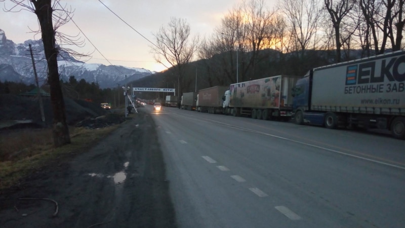 На Военно-Грузинской дороге скопилось более 1 300 грузовиков