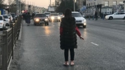 Женщина ловит такси на остановке «Гиперхаус». Шымкент, 13 ноября 2019 года.