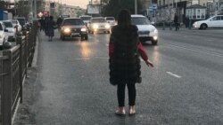 "Гипер Хаус" аялдамасында такси тоқтатып тұрған жолаушы. Шымкент, 13 қараша 2019 жыл.