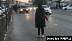 "Гипер Хаус" аялдамасында такси тоқтатып тұрған жолаушы. Шымкент, 13 қараша 2019 жыл.