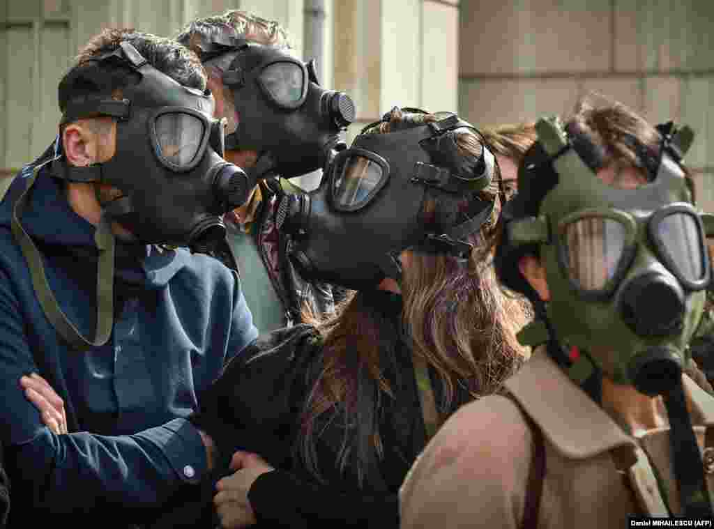 Protesters wear gas masks in front of the Romanian Environment Ministry in Bucharest on March 4 demanding better air quality. (AFP/Daniel Mihailescu)
