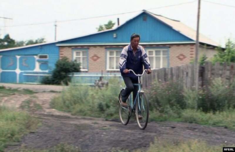 Житель села Пресновка Кайбар Д1199;йсенов едет на велосипеде. Северо-Казахстанская область, 20 августа 2009 года.