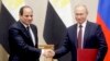 Președintele egiptean Abdel Fattah el-Sisi (stânga) și președintele rus Vladimir Putin își strâng mâinile, după semnarea unor documente comune, în timpul unei întâlniri de la Soci, Rusia, 17 octombrie 2018.