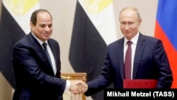 Președintele egiptean Abdel Fattah el-Sisi (stânga) și președintele rus Vladimir Putin își strâng mâinile, după semnarea unor documente comune, în timpul unei întâlniri de la Soci, Rusia, 17 octombrie 2018.